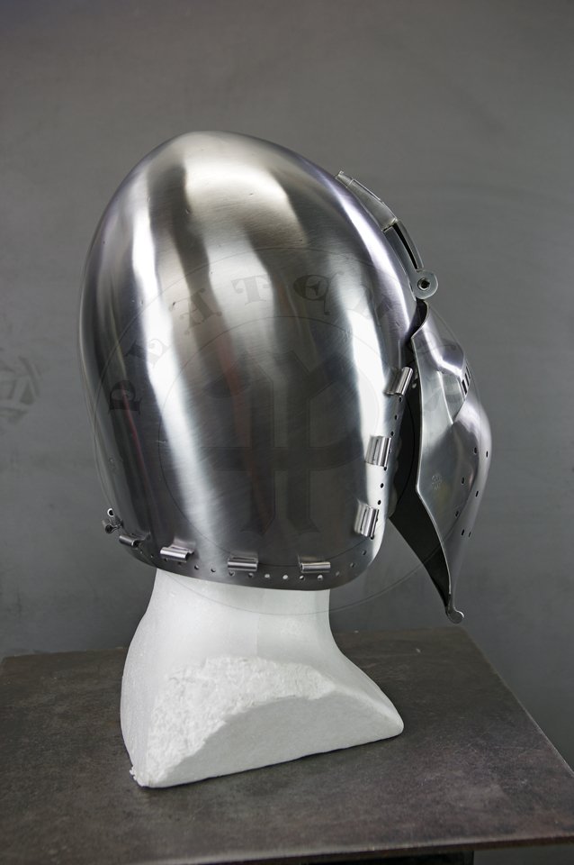 Klappvisier bascinet inspired by helmet from Musee de Valere, Sion c. 1360-1380. Skull raised from two halves of 2 mm high quality mild steel, heat hardened and tempered up to 34 HRC. Visor raised from 2 mm medium carbon steel and hardened and tempered up to 42 HRC. Visor hinge made of medium carbon steel. Visor is removable. Weight 2,950 kg. /Klappvisier zainspirowany hemem z  Musee de Valere, Sion datowany na 1360-1380. Dzwon wykuty z dwch powek  2 mm wysokiej jakoci stali niskowglowej, hartowany i odpuszczany do 34 HRC. Zasona wykuta z 2 mm stali redniowglowej, hartowana i odpuszczana do 42 HRC. Zawias zasony wykonany ze stali redniowglowej. Zasona jest zdejmowana. Waga 2,950 kg.
