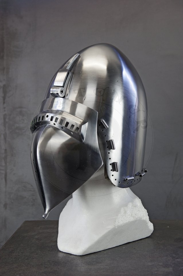 Klappvisier bascinet inspired by helmet from Musee de Valere, Sion c. 1360-1380. Skull raised from two halves of 2 mm high quality mild steel, heat hardened and tempered up to 34 HRC. Visor raised from 2 mm medium carbon steel and hardened and tempered up to 42 HRC. Visor hinge made of medium carbon steel. Visor is removable. Weight 2,950 kg. /Klappvisier zainspirowany hemem z  Musee de Valere, Sion datowany na 1360-1380. Dzwon wykuty z dwch powek  2 mm wysokiej jakoci stali niskowglowej, hartowany i odpuszczany do 34 HRC. Zasona wykuta z 2 mm stali redniowglowej, hartowana i odpuszczana do 42 HRC. Zawias zasony wykonany ze stali redniowglowej. Zasona jest zdejmowana. Waga 2,950 kg.