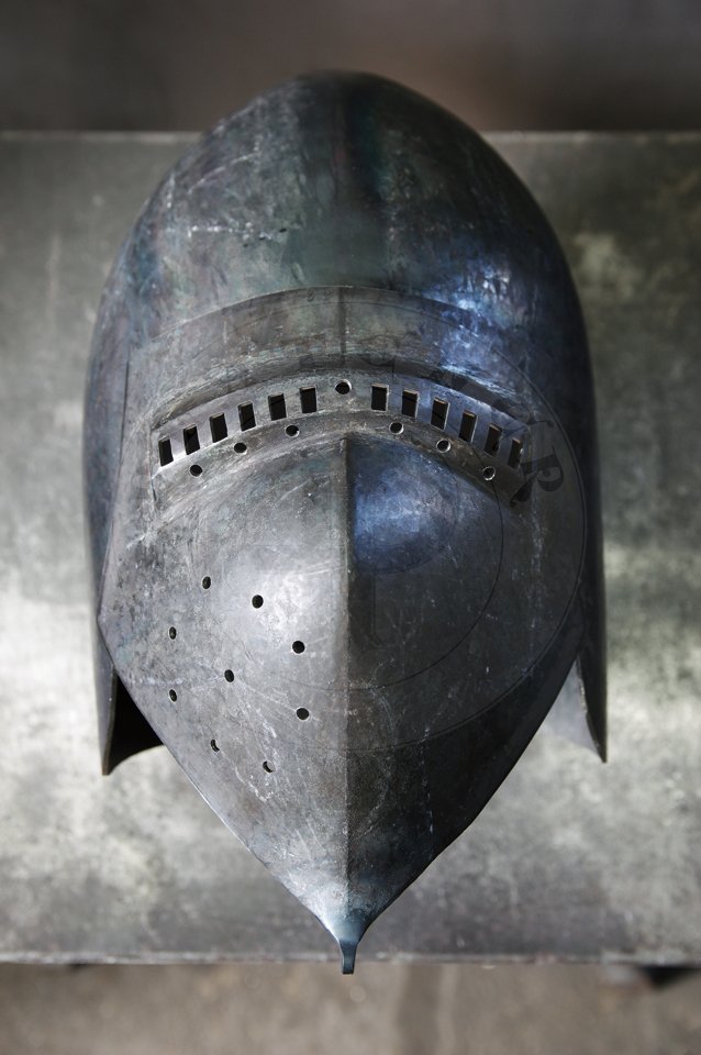 Klappvisier bascinet inspired by helmet from Musee de Valere, Sion c. 1360-1380. Skull raised from two halves of 2 mm high quality mild steel, heat hardened and tempered up to 34 HRC. Visor raised from 2 mm medium carbon steel and hardened and tempered up to 42 HRC. Visor hinge made of medium carbon steel. Visor is removable. Weight 2,950 kg. /Klappvisier zainspirowany hemem z  Musee de Valere, Sion datowany na 1360-1380. Dzwon wykuty z dwch powek  2 mm wysokiej jakoci stali niskowglowej, hartowany i odpuszczany do 34 HRC. Zasona wykuta z 2 mm stali redniowglowej, hartowana i odpuszczana do 42 HRC. Zawias zasony wykonany ze stali redniowglowej. Zasona jest zdejmowana. Waga 2,950 kg.