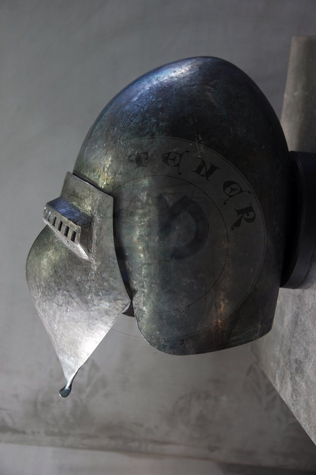 Klappvisier bascinet inspired by helmet from Musee de Valere, Sion c. 1360-1380. Skull raised from two halves of 2 mm high quality mild steel, heat hardened and tempered up to 34 HRC. Visor raised from 2 mm medium carbon steel and hardened and tempered up to 42 HRC. Visor hinge made of medium carbon steel. Visor is removable. Weight 2,950 kg. /Klappvisier zainspirowany hemem z  Musee de Valere, Sion datowany na 1360-1380. Dzwon wykuty z dwch powek  2 mm wysokiej jakoci stali niskowglowej, hartowany i odpuszczany do 34 HRC. Zasona wykuta z 2 mm stali redniowglowej, hartowana i odpuszczana do 42 HRC. Zawias zasony wykonany ze stali redniowglowej. Zasona jest zdejmowana. Waga 2,950 kg.