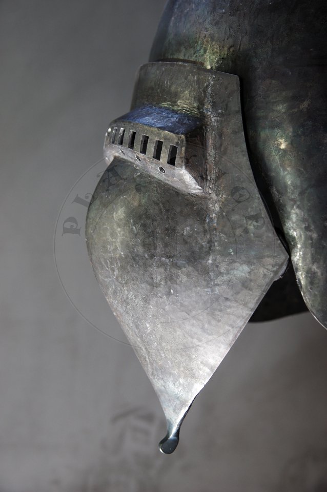 Klappvisier bascinet inspired by helmet from Musee de Valere, Sion c. 1360-1380. Skull raised from two halves of 2 mm high quality mild steel, heat hardened and tempered up to 34 HRC. Visor raised from 2 mm medium carbon steel and hardened and tempered up to 42 HRC. Visor hinge made of medium carbon steel. Visor is removable. Weight 2,950 kg. /Klappvisier zainspirowany hemem z  Musee de Valere, Sion datowany na 1360-1380. Dzwon wykuty z dwch powek  2 mm wysokiej jakoci stali niskowglowej, hartowany i odpuszczany do 34 HRC. Zasona wykuta z 2 mm stali redniowglowej, hartowana i odpuszczana do 42 HRC. Zawias zasony wykonany ze stali redniowglowej. Zasona jest zdejmowana. Waga 2,950 kg.