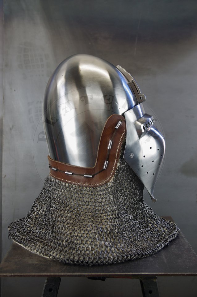 Klappvisier bascinet inspired by helmet from Musee de Valere, Sion c. 1360-1380. Skull raised from two halves of 2 mm high quality mild steel, heat hardened and tempered up to 34 HRC. Visor raised from 2 mm medium carbon steel and hardened and tempered up to 42 HRC. Visor hinge made of medium carbon steel. Visor is removable. Weight 2,950 kg. /Klappvisier zainspirowany hemem z  Musee de Valere, Sion datowany na 1360-1380. Dzwon wykuty z dwch powek  2 mm wysokiej jakoci stali niskowglowej, hartowany i odpuszczany do 34 HRC. Zasona wykuta z 2 mm stali redniowglowej, hartowana i odpuszczana do 42 HRC. Zawias zasony wykonany ze stali redniowglowej. Zasona jest zdejmowana. Waga 2,950 kg.