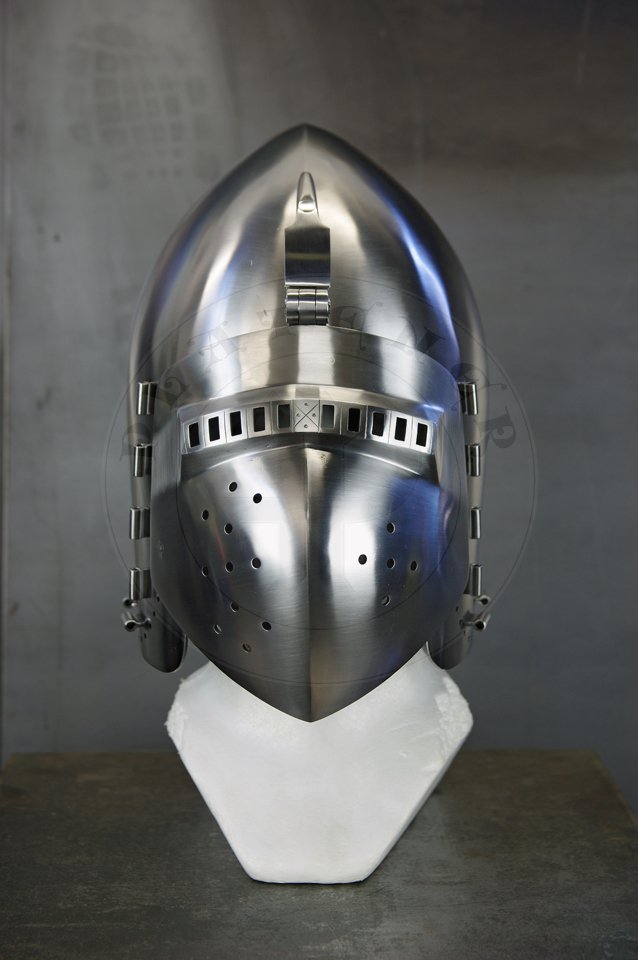 Klappvisier bascinet inspired by bascinet and visor from Deustches Historisches Museum in Berlin c. 1370-1390. Skull raised from two halves of 2 mm high quality mild steel, heat hardened and tempered up to 34 HRC. Visor raised from 2 mm medium carbon steel and hardened and tempered up to 42 HRC. Visor hinge made of medium carbon steel. Visor is removable. /Klappvisier zainspirowany hemem oraz zason z Deustches Historisches Museum w Berlinie, datowanych na 1370-1390. Dzwon wykuty z dwch powek 2 mm wysokiej jakoci stali niskowglowej, hartowany i odpuszczany do 34 HRC. Zasona wykuta z 2 mm stali redniowglowej, hartowana i odpuszczana do 42 HRC. Zawias zasony wykonany ze stali redniowglowej. Zasona jest zdejmowana.