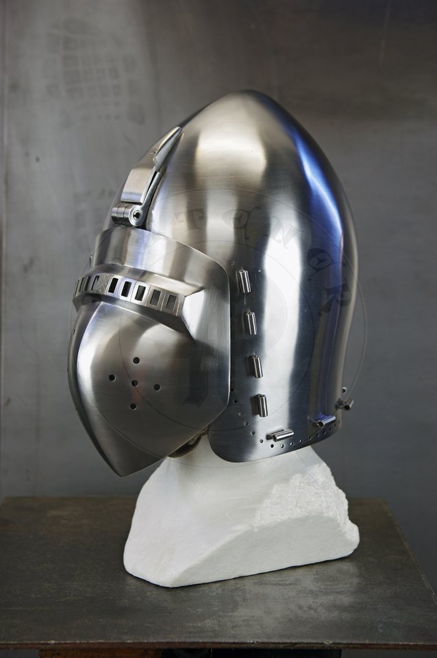 Klappvisier bascinet inspired by bascinet and visor from Deustches Historisches Museum in Berlin c. 1370-1390. Skull raised from two halves of 2 mm high quality mild steel, heat hardened and tempered up to 34 HRC. Visor raised from 2 mm medium carbon steel and hardened and tempered up to 42 HRC. Visor hinge made of medium carbon steel. Visor is removable. /Klappvisier zainspirowany hemem oraz zason z Deustches Historisches Museum w Berlinie, datowanych na 1370-1390. Dzwon wykuty z dwch powek 2 mm wysokiej jakoci stali niskowglowej, hartowany i odpuszczany do 34 HRC. Zasona wykuta z 2 mm stali redniowglowej, hartowana i odpuszczana do 42 HRC. Zawias zasony wykonany ze stali redniowglowej. Zasona jest zdejmowana.