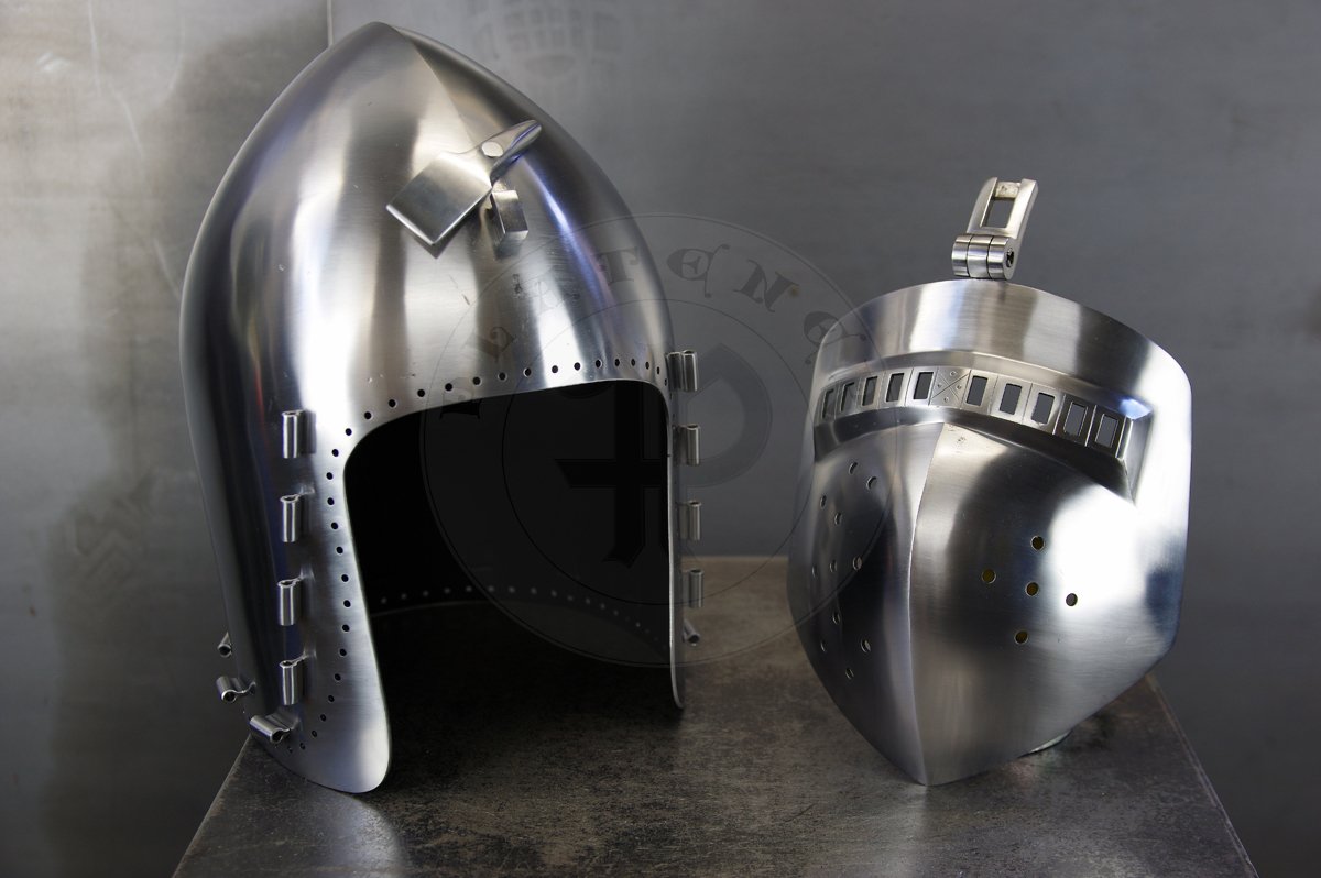 Klappvisier bascinet inspired by bascinet and visor from Deustches Historisches Museum in Berlin c. 1370-1390. Skull raised from two halves of 2 mm high quality mild steel, heat hardened and tempered up to 34 HRC. Visor raised from 2 mm medium carbon steel and hardened and tempered up to 42 HRC. Visor hinge made of medium carbon steel. Visor is removable. /Klappvisier zainspirowany hemem oraz zason z Deustches Historisches Museum w Berlinie, datowanych na 1370-1390. Dzwon wykuty z dwch powek 2 mm wysokiej jakoci stali niskowglowej, hartowany i odpuszczany do 34 HRC. Zasona wykuta z 2 mm stali redniowglowej, hartowana i odpuszczana do 42 HRC. Zawias zasony wykonany ze stali redniowglowej. Zasona jest zdejmowana.