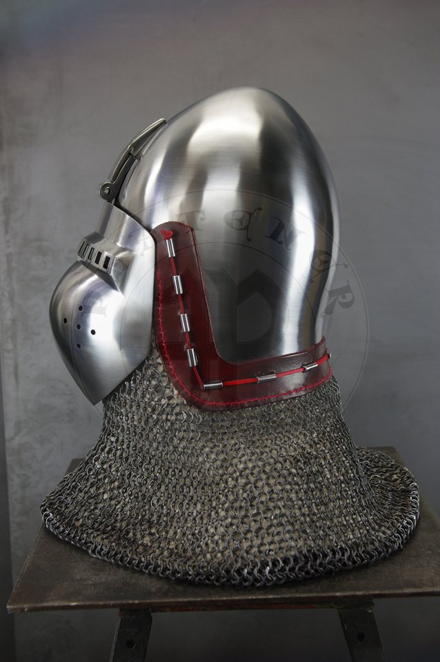 Klappvisier bascinet inspired by bascinet and visor from Deustches Historisches Museum in Berlin c. 1370-1390. Skull raised from two halves of 2 mm high quality mild steel, heat hardened and tempered up to 34 HRC. Visor raised from 2 mm medium carbon steel and hardened and tempered up to 42 HRC. Visor hinge made of medium carbon steel. Visor is removable. /Klappvisier zainspirowany hemem oraz zason z Deustches Historisches Museum w Berlinie, datowanych na 1370-1390. Dzwon wykuty z dwch powek 2 mm wysokiej jakoci stali niskowglowej, hartowany i odpuszczany do 34 HRC. Zasona wykuta z 2 mm stali redniowglowej, hartowana i odpuszczana do 42 HRC. Zawias zasony wykonany ze stali redniowglowej. Zasona jest zdejmowana.