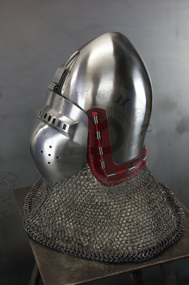 Klappvisier bascinet inspired by bascinet and visor from Deustches Historisches Museum in Berlin c. 1370-1390. Skull raised from two halves of 2 mm high quality mild steel, heat hardened and tempered up to 34 HRC. Visor raised from 2 mm medium carbon steel and hardened and tempered up to 42 HRC. Visor hinge made of medium carbon steel. Visor is removable. /Klappvisier zainspirowany hemem oraz zason z Deustches Historisches Museum w Berlinie, datowanych na 1370-1390. Dzwon wykuty z dwch powek 2 mm wysokiej jakoci stali niskowglowej, hartowany i odpuszczany do 34 HRC. Zasona wykuta z 2 mm stali redniowglowej, hartowana i odpuszczana do 42 HRC. Zawias zasony wykonany ze stali redniowglowej. Zasona jest zdejmowana.