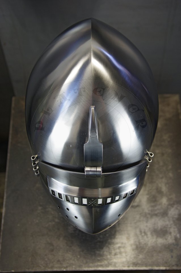 Klappvisier bascinet inspired by bascinet and visor from Deustches Historisches Museum in Berlin c. 1370-1390. Skull raised from two halves of 2 mm high quality mild steel, heat hardened and tempered up to 34 HRC. Visor raised from 2 mm medium carbon steel and hardened and tempered up to 42 HRC. Visor hinge made of medium carbon steel. Visor is removable. /Klappvisier zainspirowany hemem oraz zason z Deustches Historisches Museum w Berlinie, datowanych na 1370-1390. Dzwon wykuty z dwch powek 2 mm wysokiej jakoci stali niskowglowej, hartowany i odpuszczany do 34 HRC. Zasona wykuta z 2 mm stali redniowglowej, hartowana i odpuszczana do 42 HRC. Zawias zasony wykonany ze stali redniowglowej. Zasona jest zdejmowana.