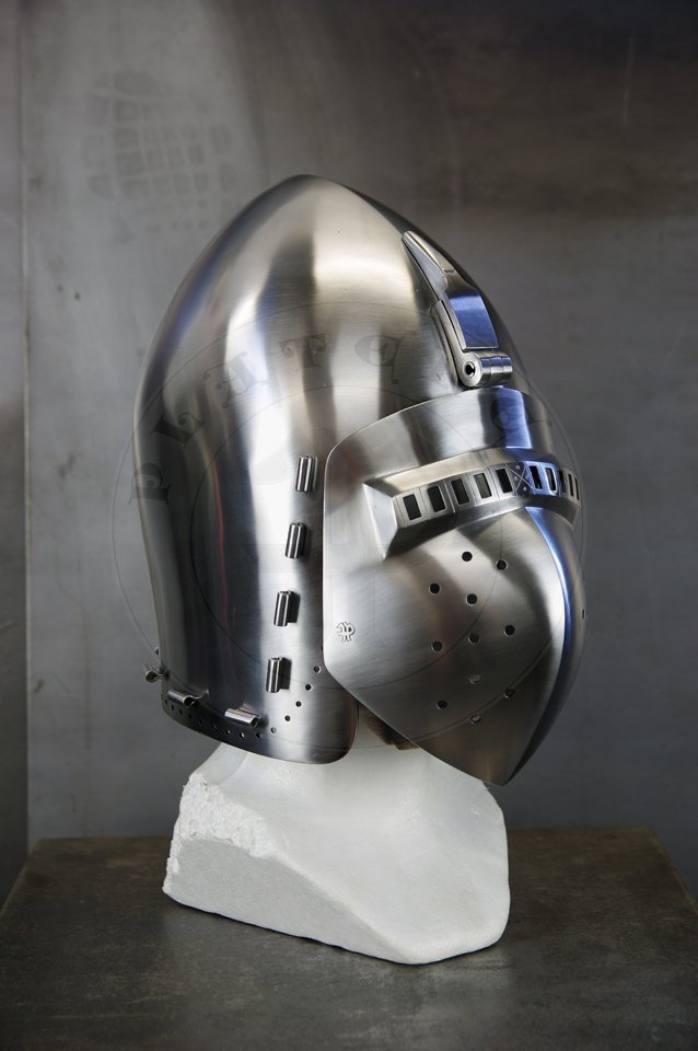 Klappvisier bascinet inspired by bascinet and visor from Deustches Historisches Museum in Berlin c. 1370-1390. Skull raised from two halves of 2 mm high quality mild steel, heat hardened and tempered up to 34 HRC. Visor raised from 2 mm medium carbon steel and hardened and tempered up to 42 HRC. Visor hinge made of medium carbon steel. Visor is removable. /Klappvisier zainspirowany hemem oraz zason z Deustches Historisches Museum w Berlinie, datowanych na 1370-1390. Dzwon wykuty z dwch powek 2 mm wysokiej jakoci stali niskowglowej, hartowany i odpuszczany do 34 HRC. Zasona wykuta z 2 mm stali redniowglowej, hartowana i odpuszczana do 42 HRC. Zawias zasony wykonany ze stali redniowglowej. Zasona jest zdejmowana.