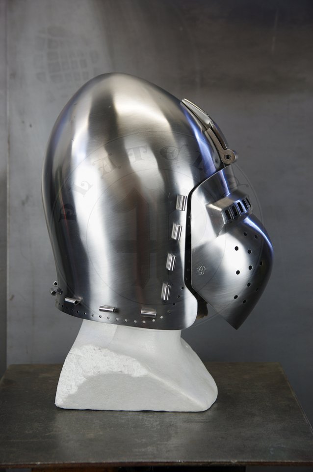 Klappvisier bascinet inspired by bascinet and visor from Deustches Historisches Museum in Berlin c. 1370-1390. Skull raised from two halves of 2 mm high quality mild steel, heat hardened and tempered up to 34 HRC. Visor raised from 2 mm medium carbon steel and hardened and tempered up to 42 HRC. Visor hinge made of medium carbon steel. Visor is removable. /Klappvisier zainspirowany hemem oraz zason z Deustches Historisches Museum w Berlinie, datowanych na 1370-1390. Dzwon wykuty z dwch powek 2 mm wysokiej jakoci stali niskowglowej, hartowany i odpuszczany do 34 HRC. Zasona wykuta z 2 mm stali redniowglowej, hartowana i odpuszczana do 42 HRC. Zawias zasony wykonany ze stali redniowglowej. Zasona jest zdejmowana.