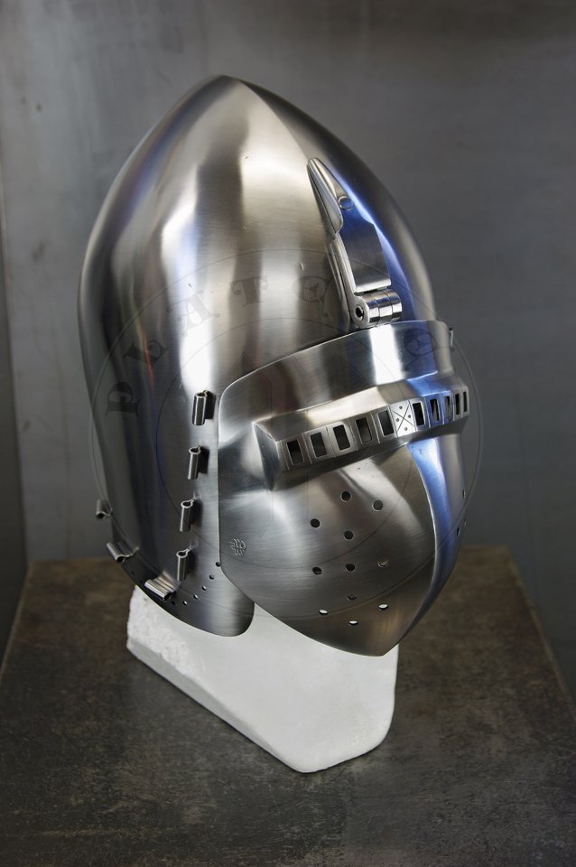 Klappvisier bascinet inspired by bascinet and visor from Deustches Historisches Museum in Berlin c. 1370-1390. Skull raised from two halves of 2 mm high quality mild steel, heat hardened and tempered up to 34 HRC. Visor raised from 2 mm medium carbon steel and hardened and tempered up to 42 HRC. Visor hinge made of medium carbon steel. Visor is removable. /Klappvisier zainspirowany hemem oraz zason z Deustches Historisches Museum w Berlinie, datowanych na 1370-1390. Dzwon wykuty z dwch powek 2 mm wysokiej jakoci stali niskowglowej, hartowany i odpuszczany do 34 HRC. Zasona wykuta z 2 mm stali redniowglowej, hartowana i odpuszczana do 42 HRC. Zawias zasony wykonany ze stali redniowglowej. Zasona jest zdejmowana.