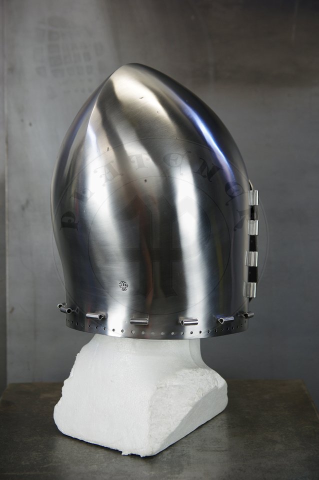 Klappvisier bascinet inspired by bascinet and visor from Deustches Historisches Museum in Berlin c. 1370-1390. Skull raised from two halves of 2 mm high quality mild steel, heat hardened and tempered up to 34 HRC. Visor raised from 2 mm medium carbon steel and hardened and tempered up to 42 HRC. Visor hinge made of medium carbon steel. Visor is removable. /Klappvisier zainspirowany hemem oraz zason z Deustches Historisches Museum w Berlinie, datowanych na 1370-1390. Dzwon wykuty z dwch powek 2 mm wysokiej jakoci stali niskowglowej, hartowany i odpuszczany do 34 HRC. Zasona wykuta z 2 mm stali redniowglowej, hartowana i odpuszczana do 42 HRC. Zawias zasony wykonany ze stali redniowglowej. Zasona jest zdejmowana.
