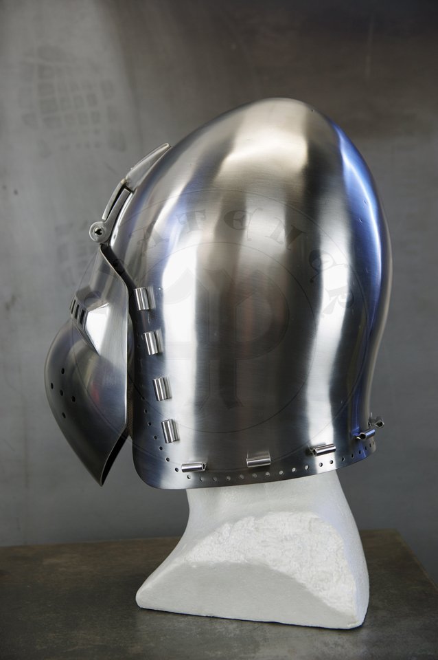 Klappvisier bascinet inspired by bascinet and visor from Deustches Historisches Museum in Berlin c. 1370-1390. Skull raised from two halves of 2 mm high quality mild steel, heat hardened and tempered up to 34 HRC. Visor raised from 2 mm medium carbon steel and hardened and tempered up to 42 HRC. Visor hinge made of medium carbon steel. Visor is removable. /Klappvisier zainspirowany hemem oraz zason z Deustches Historisches Museum w Berlinie, datowanych na 1370-1390. Dzwon wykuty z dwch powek 2 mm wysokiej jakoci stali niskowglowej, hartowany i odpuszczany do 34 HRC. Zasona wykuta z 2 mm stali redniowglowej, hartowana i odpuszczana do 42 HRC. Zawias zasony wykonany ze stali redniowglowej. Zasona jest zdejmowana.