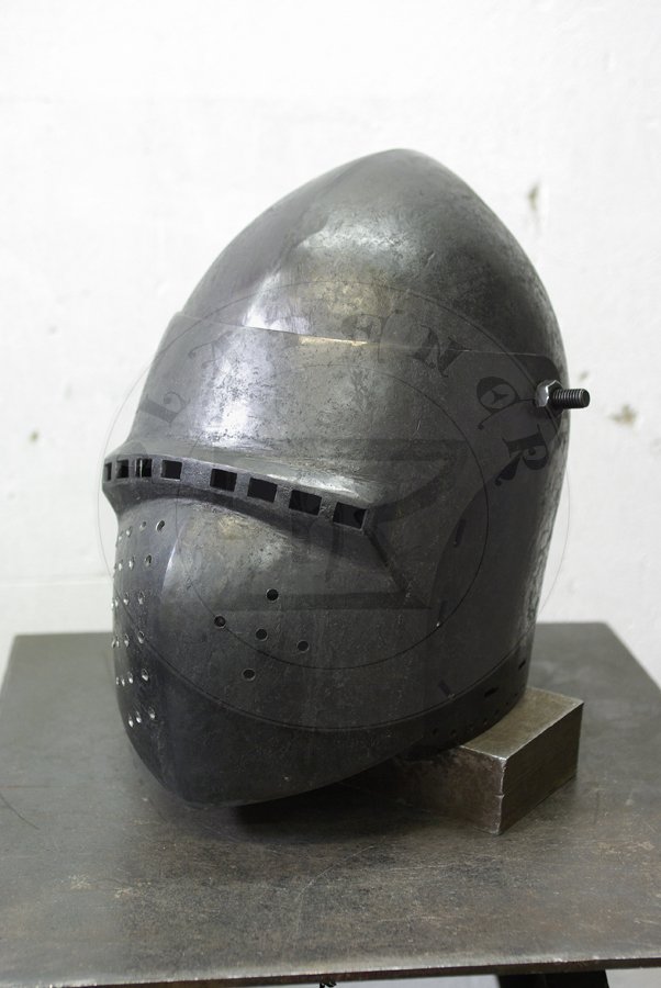 Przybica z zason typu klappvisier mocowana na skroniach. Hartowany i odpuszczany do twardoci 30 HRC./Bascinet with side mounted klappvisier visor. Heat hardened and tempered up to 30 HRC.