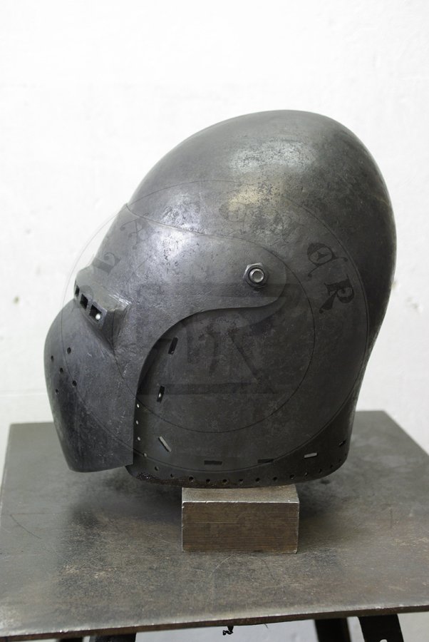 Przybica z zason typu klappvisier mocowana na skroniach. Hartowany i odpuszczany do twardoci 30 HRC./Bascinet with side mounted klappvisier visor. Heat hardened and tempered up to 30 HRC.