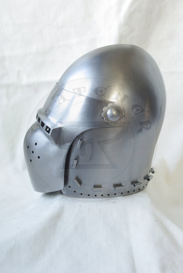 Przybica z zason typu klappvisier mocowana na skroniach. Hartowany i odpuszczany do twardoci 30 HRC./Bascinet with side mounted klappvisier visor. Heat hardened and tempered up to 30 HRC.