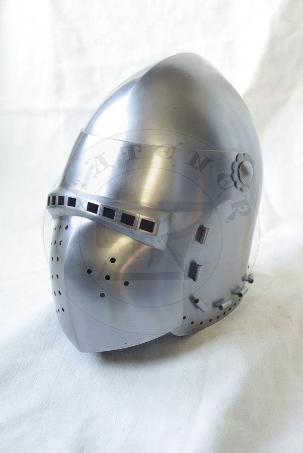 Przybica z zason typu klappvisier mocowana na skroniach. Hartowany i odpuszczany do twardoci 30 HRC./Bascinet with side mounted klappvisier visor. Heat hardened and tempered up to 30 HRC.