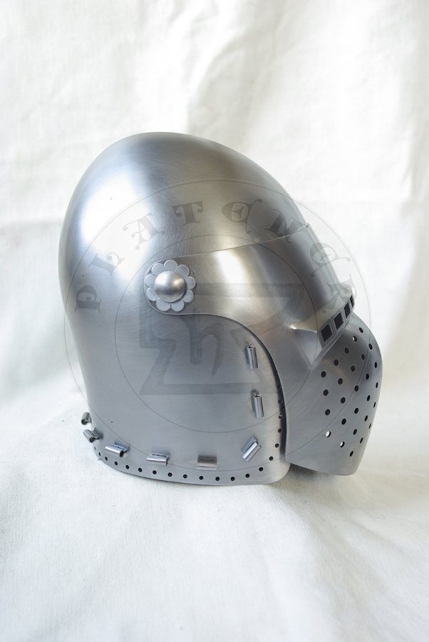 Przybica z zason typu klappvisier mocowana na skroniach. Hartowany i odpuszczany do twardoci 30 HRC./Bascinet with side mounted klappvisier visor. Heat hardened and tempered up to 30 HRC.