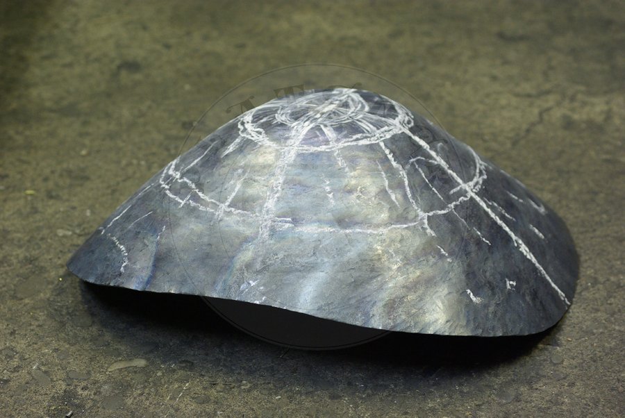Hartowany klappvisier z zason na zawiasach skroniowych, koniec XIV wieku. Dzwon i zasona kute z jednego kawaka stali redniowglowej./ Heat hardened klappvisier bascinet with side mounted visor, end of XIV c. Skull and visor each raised from one piece of steel.