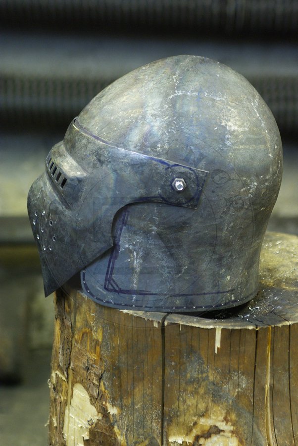 Hartowany klappvisier z zason na zawiasach skroniowych, koniec XIV wieku. Dzwon i zasona kute z jednego kawaka stali redniowglowej./ Heat hardened klappvisier bascinet with side mounted visor, end of XIV c. Skull and visor each raised from one piece of steel.
