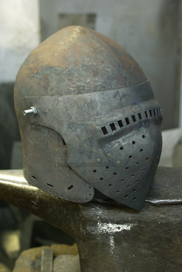 Hartowany klappvisier z zason na zawiasach skroniowych, koniec XIV wieku. Dzwon i zasona kute z jednego kawaka stali redniowglowej./ Heat hardened klappvisier bascinet with side mounted visor, end of XIV c. Skull and visor each raised from one piece of steel.