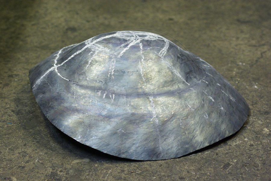 Hartowany klappvisier z zason na zawiasach skroniowych, koniec XIV wieku. Dzwon i zasona kute z jednego kawaka stali redniowglowej./ Heat hardened klappvisier bascinet with side mounted visor, end of XIV c. Skull and visor each raised from one piece of steel.