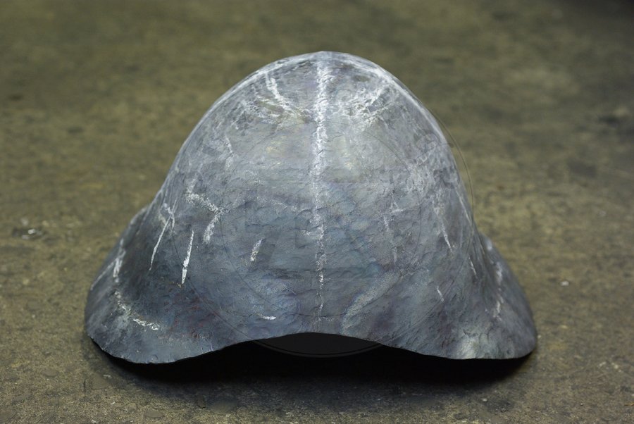 Hartowany klappvisier z zason na zawiasach skroniowych, koniec XIV wieku. Dzwon i zasona kute z jednego kawaka stali redniowglowej./ Heat hardened klappvisier bascinet with side mounted visor, end of XIV c. Skull and visor each raised from one piece of steel.