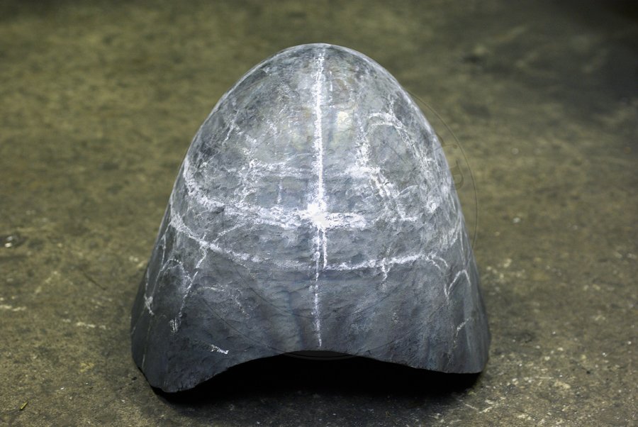 Hartowany klappvisier z zason na zawiasach skroniowych, koniec XIV wieku. Dzwon i zasona kute z jednego kawaka stali redniowglowej./ Heat hardened klappvisier bascinet with side mounted visor, end of XIV c. Skull and visor each raised from one piece of steel.