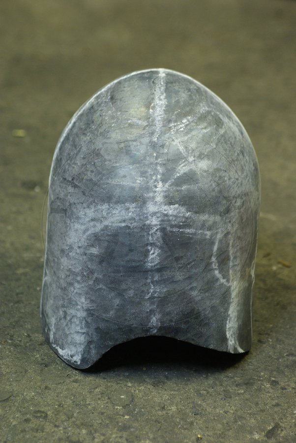 Hartowany klappvisier z zason na zawiasach skroniowych, koniec XIV wieku. Dzwon i zasona kute z jednego kawaka stali redniowglowej./ Heat hardened klappvisier bascinet with side mounted visor, end of XIV c. Skull and visor each raised from one piece of steel.