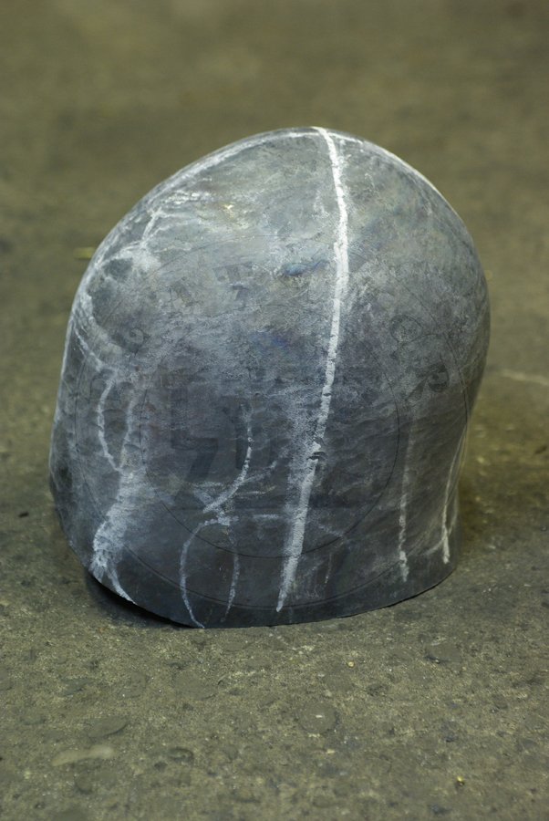 Hartowany klappvisier z zason na zawiasach skroniowych, koniec XIV wieku. Dzwon i zasona kute z jednego kawaka stali redniowglowej./ Heat hardened klappvisier bascinet with side mounted visor, end of XIV c. Skull and visor each raised from one piece of steel.