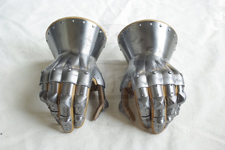 Rkawice klepsydrowe wykonane ze stali redniowglowej, druga poowa XIV wieku./Hourglass gauntlets made from medium carbon steel, second half of XIV c.