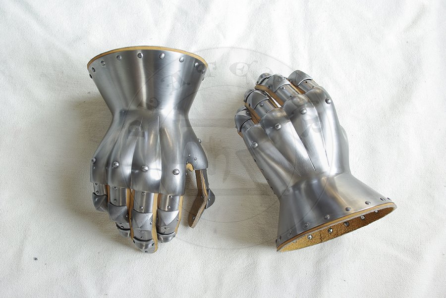 Rkawice klepsydrowe wykonane ze stali redniowglowej, druga poowa XIV wieku./Hourglass gauntlets made from medium carbon steel, second half of XIV c.