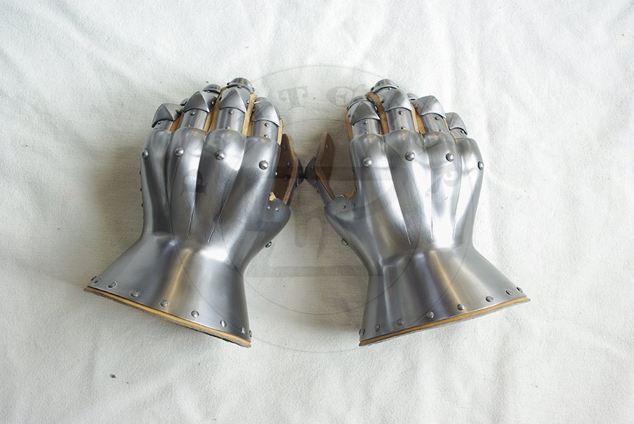 Rkawice klepsydrowe wykonane ze stali redniowglowej, druga poowa XIV wieku./Hourglass gauntlets made from medium carbon steel, second half of XIV c.