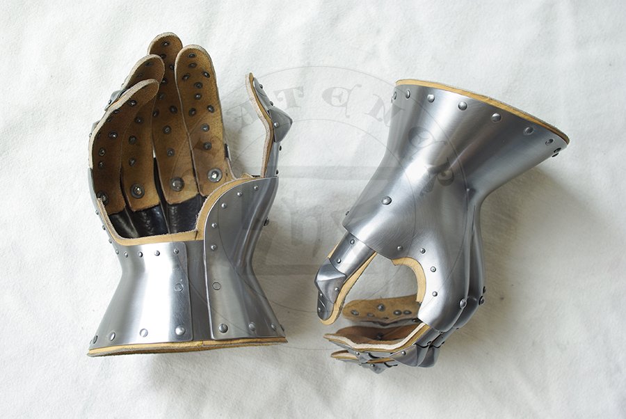 Rkawice klepsydrowe wykonane ze stali redniowglowej, druga poowa XIV wieku./Hourglass gauntlets made from medium carbon steel, second half of XIV c.