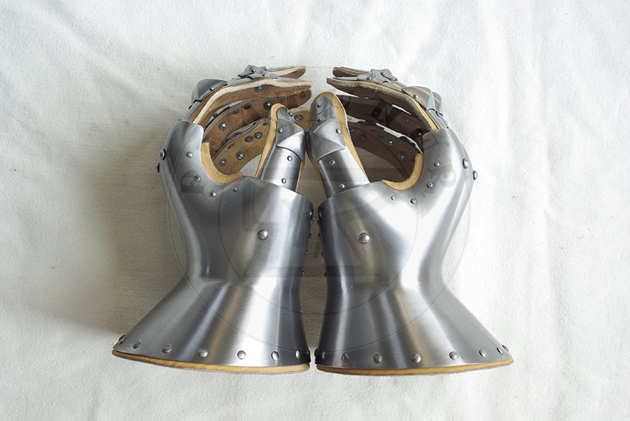 Rkawice klepsydrowe wykonane ze stali redniowglowej, druga poowa XIV wieku./Hourglass gauntlets made from medium carbon steel, second half of XIV c.