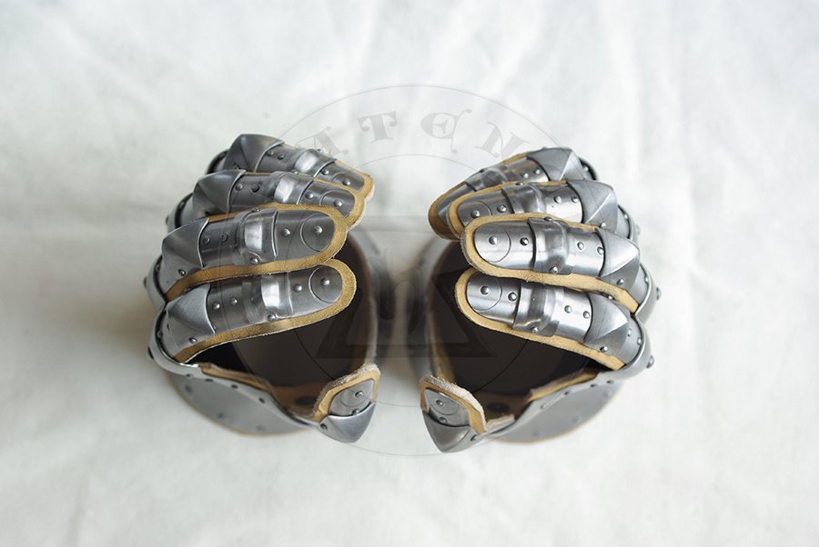 Rkawice klepsydrowe wykonane ze stali redniowglowej, druga poowa XIV wieku./Hourglass gauntlets made from medium carbon steel, second half of XIV c.