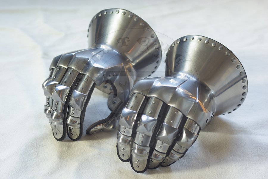 Rkawice klepsydrowe wzorowane na nagrobkach niemieckich rycerzy: Beringera von Berlichinge 1377 oraz Voita von Rieneck 1379/Hourglass gauntlets based on german knights effigies: Beringer von Berlichinge 1377 and Voit von Rieneck 1379