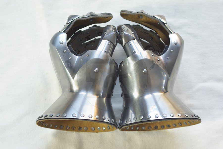 Rkawice klepsydrowe wzorowane na nagrobkach niemieckich rycerzy: Beringera von Berlichinge 1377 oraz Voita von Rieneck 1379/Hourglass gauntlets based on german knights effigies: Beringer von Berlichinge 1377 and Voit von Rieneck 1379