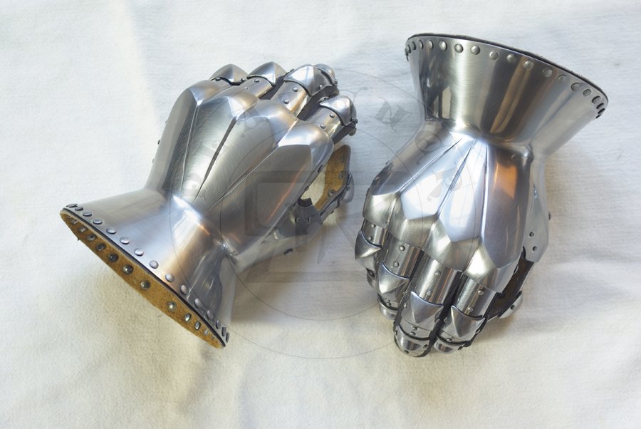 Rkawice klepsydrowe wzorowane na nagrobkach niemieckich rycerzy: Beringera von Berlichinge 1377 oraz Voita von Rieneck 1379/Hourglass gauntlets based on german knights effigies: Beringer von Berlichinge 1377 and Voit von Rieneck 1379
