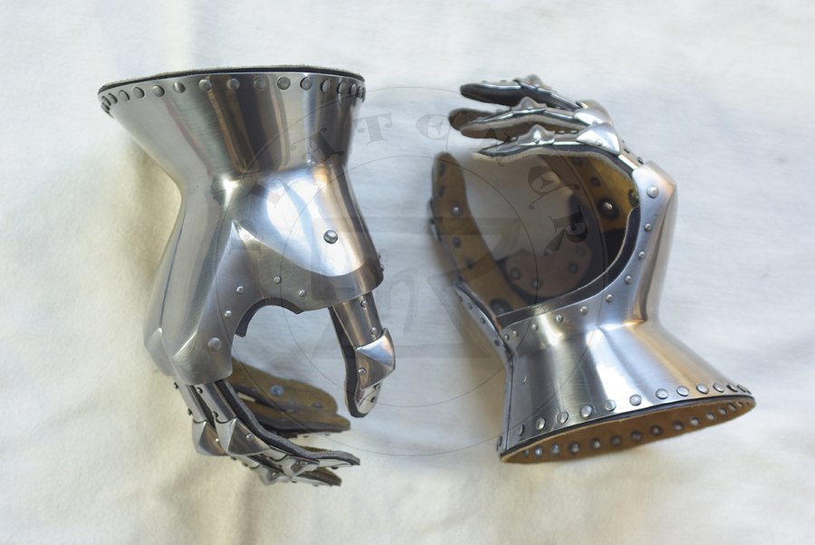 Rkawice klepsydrowe wzorowane na nagrobkach niemieckich rycerzy: Beringera von Berlichinge 1377 oraz Voita von Rieneck 1379/Hourglass gauntlets based on german knights effigies: Beringer von Berlichinge 1377 and Voit von Rieneck 1379