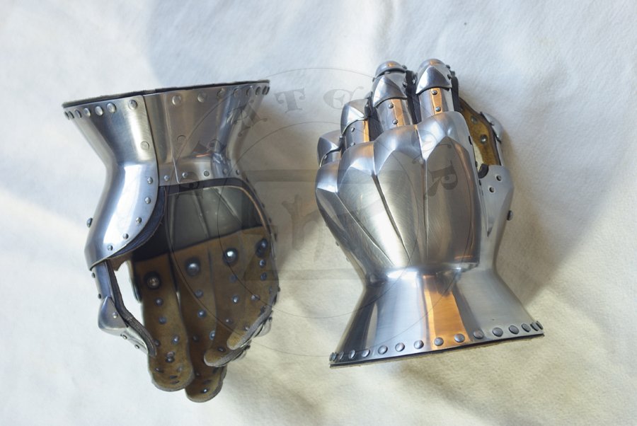 Rkawice klepsydrowe wzorowane na nagrobkach niemieckich rycerzy: Beringera von Berlichinge 1377 oraz Voita von Rieneck 1379/Hourglass gauntlets based on german knight effigies: Beringer von Berlichinge 1377 and Voit von Rieneck 1379