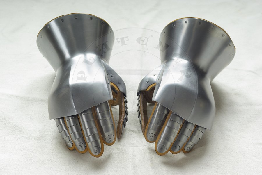 Hartowane rkawice klepsydrowe wykonane ze stali redniowglowej./ Heat harened and tempered hourglass gauntlets made from medium carboon steel.