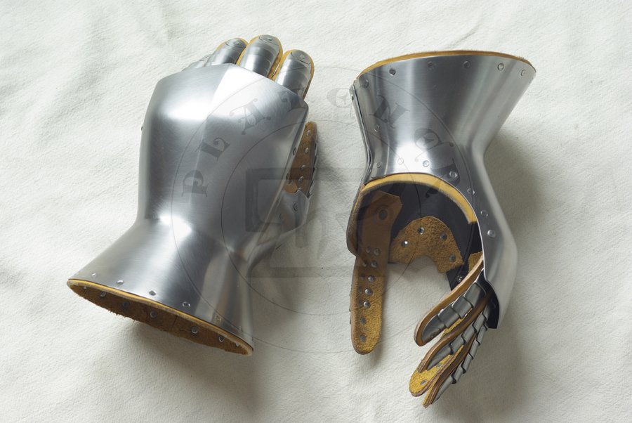 Hartowane rkawice klepsydrowe wykonane ze stali redniowglowej./ Heat harened and tempered hourglass gauntlets made from medium carboon steel.