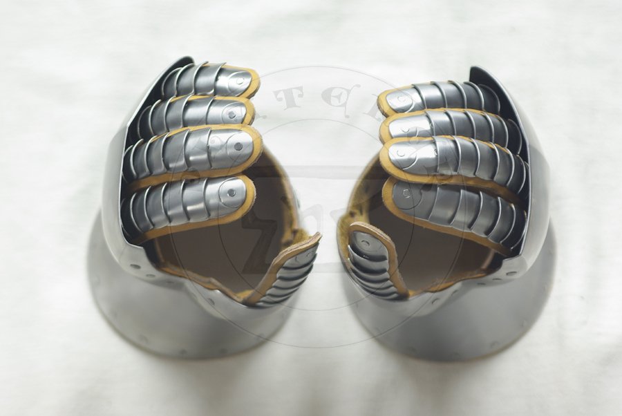 Hartowane rkawice klepsydrowe wykonane ze stali redniowglowej./ Heat harened and tempered hourglass gauntlets made from medium carboon steel.