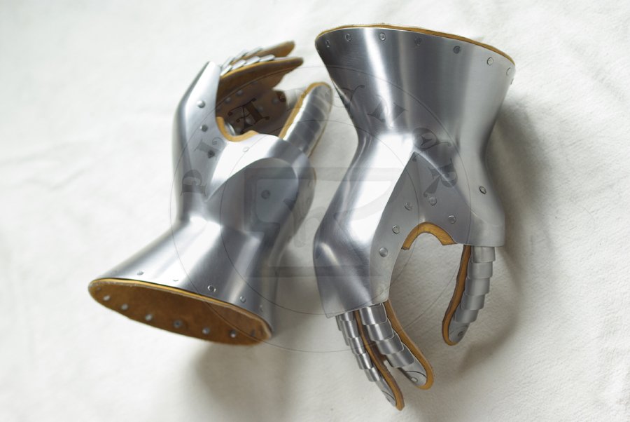 Hartowane rkawice klepsydrowe wykonane ze stali redniowglowej./ Heat harened and tempered hourglass gauntlets made from medium carboon steel.