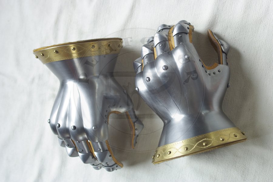 Rkawice klepsydrowe wykonane ze stali redniowglowej./ Hourglass gauntlets made from medium carboon steel.