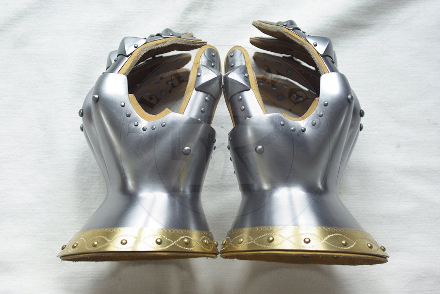 Rkawice klepsydrowe wykonane ze stali redniowglowej./ Hourglass gauntlets made from medium carboon steel.