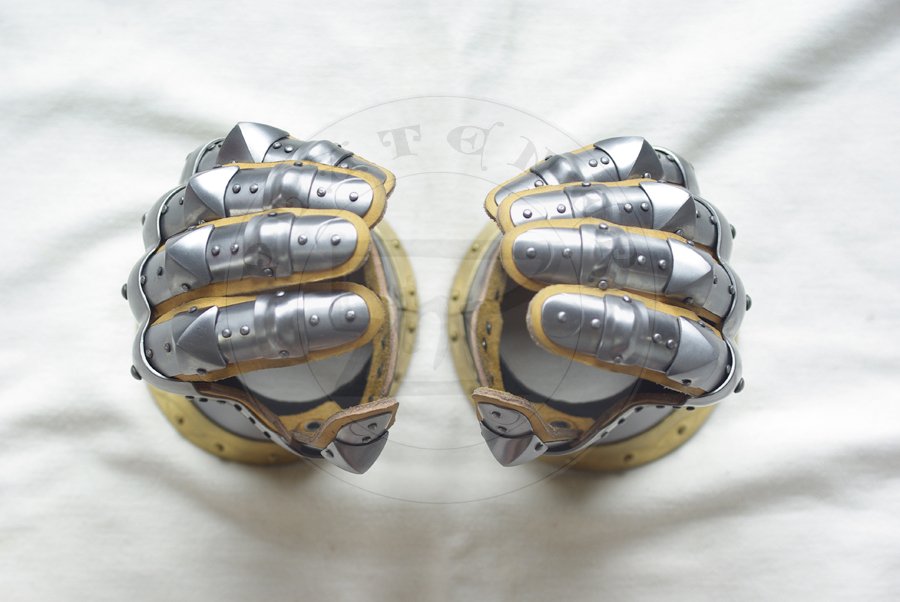 Rkawice klepsydrowe wykonane ze stali redniowglowej./ Hourglass gauntlets made from medium carboon steel.