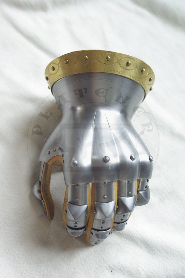 Rkawice klepsydrowe wykonane ze stali redniowglowej./ Hourglass gauntlets made from medium carboon steel.