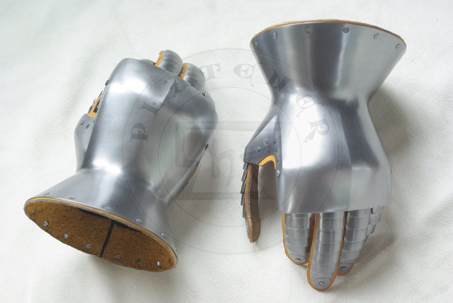 Rkawice klepsydrowe, pocztek XV wieku./Hourglass gauntlets begin of XV c.